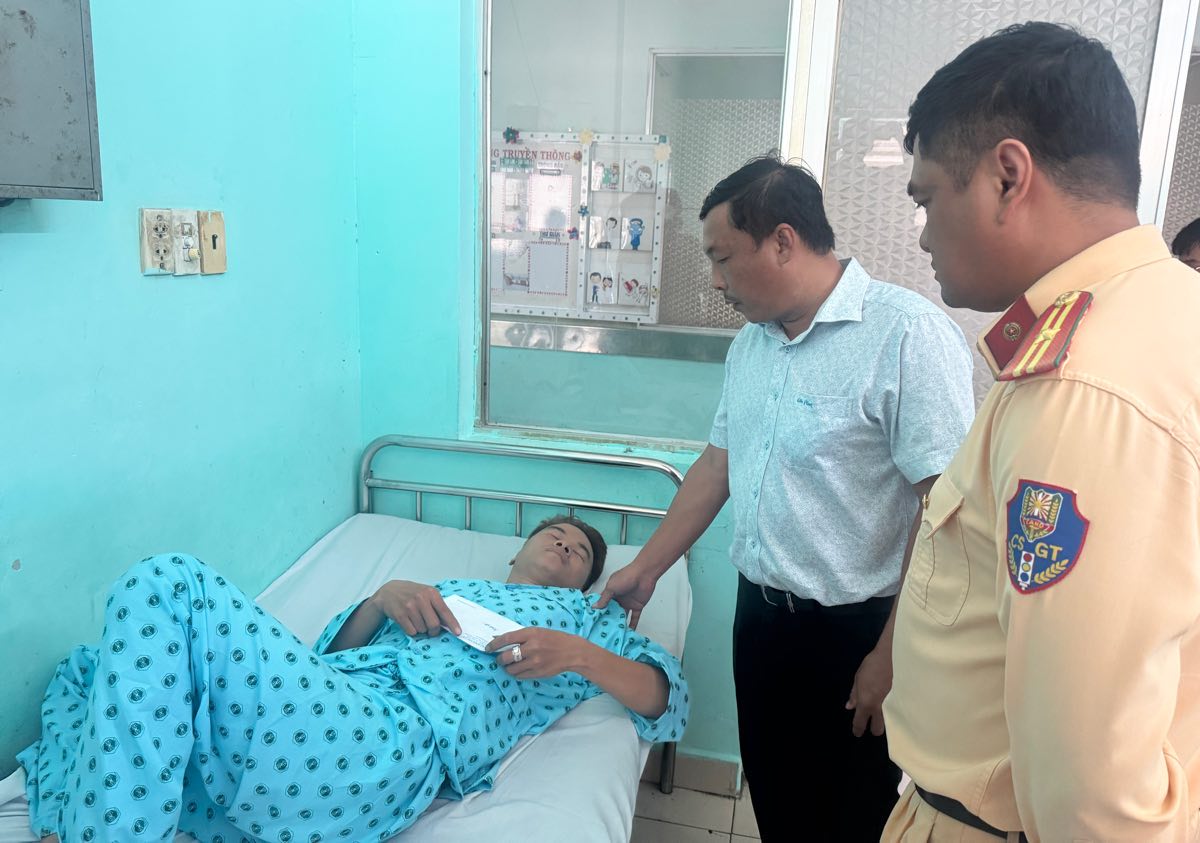 Thăm hỏi nạn nhân bị thương đang điều trị tại Bệnh viện đa khoa Bình Thuận. Ảnh: Duy Tuấn