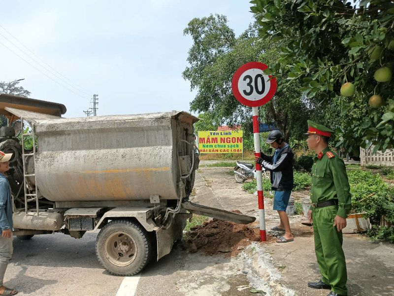Lực lượng chức năng tiến hành cắm biển báo hạn chế tốc độ tại các tuyến đường ở Khu du lịch biển Hải Tiến. Ảnh: Minh Hoàng