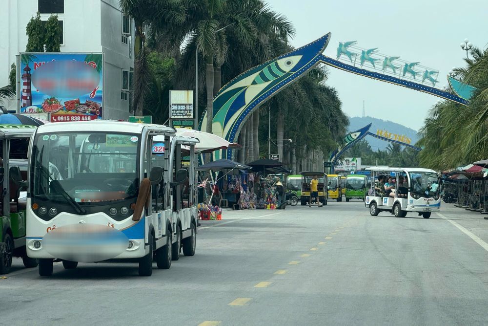 Các xe điện ở biển Hải Tiến vô tư hoạt động tại thời điểm chưa cắm biển hạn chế tốc độ. Ảnh: Minh Hoàng
