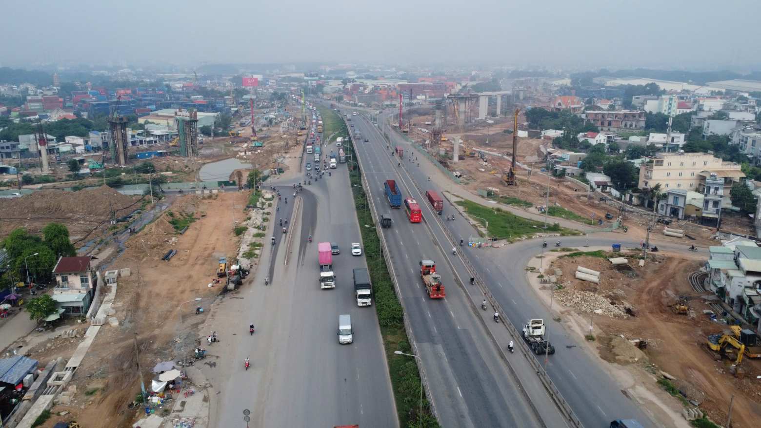 Quốc lộ 1 đoạn ngã ba Tân Vạn đã thông thoáng trở lại. Ảnh: Đình Trọng