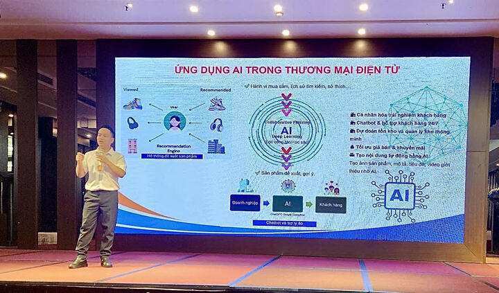 Ông Cao Quí Long, giảng viên eComDX chia sẻ những kiến thức và kỹ năng thiết yếu để vận hành gian hàng trên sàn TMĐT Shopee. Ảnh: Cục Thương mại điện tử và Kinh tế số