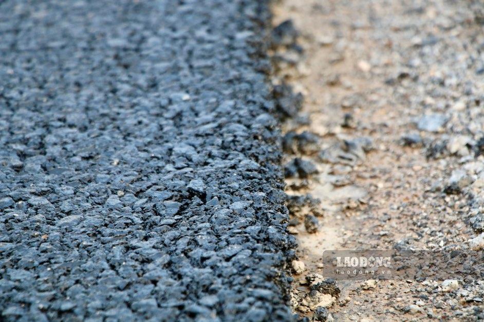 Mặt đường toàn tuyến cơ bản được thảm nhựa, còn 2km
