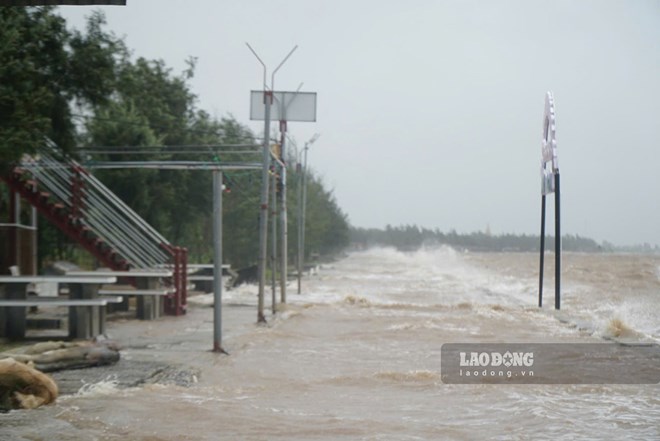 Ven biển tỉnh Hưng Yên gió to, nước tràn qua đường bao đê biển
