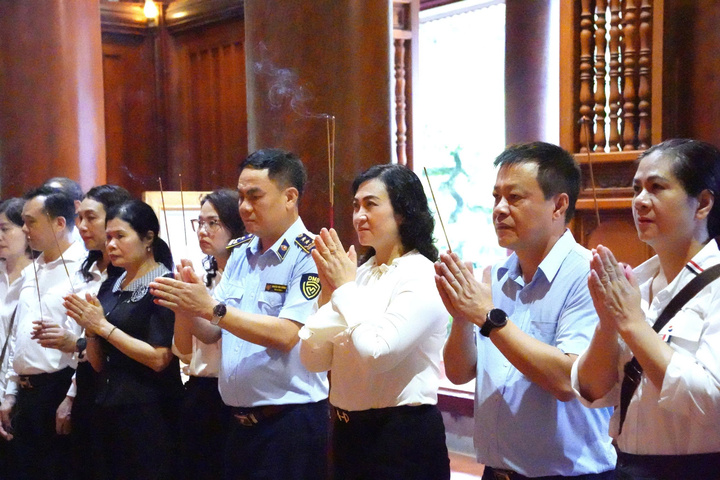 Trước anh linh Chủ tịch Hồ Chí Minh, Thứ trưởng Bộ Công Thương cùng các thành viên đoàn công tác nguyện luôn học tập và làm theo tư tưởng, đạo đức, phong cách cao đẹp của Người. Ảnh: Hải Yến