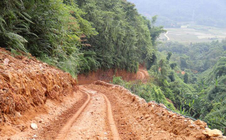 Địa hình đồi núi dốc đứng gây không ít khó khăn cho đơn vị thi công sau mỗi trận mưa lớn. Ảnh: Thanh Tuấn