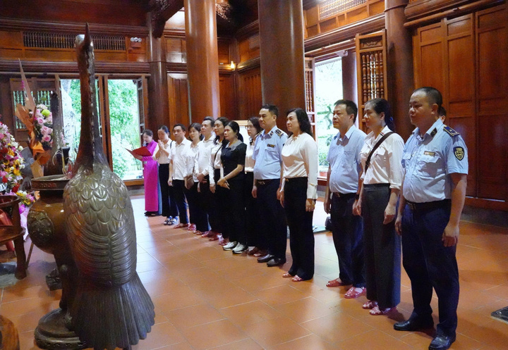 Tiếp đó, đoàn công tác đến dâng hoa, dâng hương tại Nhà tưởng niệm Chủ tịch Hồ Chí Minh. Ảnh: Hải Yến