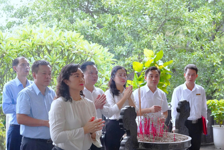 Thứ trưởng Bộ Công Thương và đoàn công tác đã bày tỏ lòng biết ơn sâu sắc đối với công lao to lớn của thân mẫu Chủ tịch Hồ Chí Minh. Cuộc đời bà Hoàng Thị Loan là tấm gương tiêu biểu của người phụ nữ Việt Nam về đức hy sinh, lòng nhân ái bao dung, nếp sống giản dị, thanh cao. Ảnh: Hải Yến