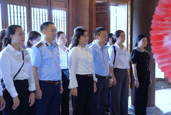 Thứ trưởng Bộ Công Thương cùng đoàn công tác dâng hoa, dâng hương tại Đền Chung Sơn - Đền thờ Gia tiên Chủ tịch Hồ Chí Minh, nơi Chủ tịch Hồ Chí Minh gắn bó thuở thiếu thời. Ảnh: Hải Yến