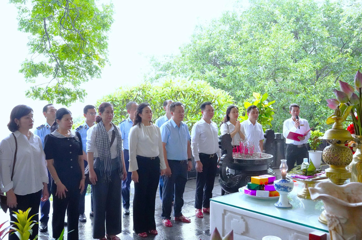 Đoàn công tác làm lễ dâng hoa, dâng hương tại Khu mộ bà Hoàng Thị Loan - thân mẫu của Chủ tịch Hồ Chí Minh. Ảnh: Hải Yến