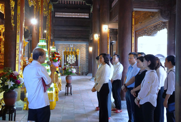 Đoàn công tác nghe giới thiệu về Đền Chung Sơn. Ảnh: Hải Yến