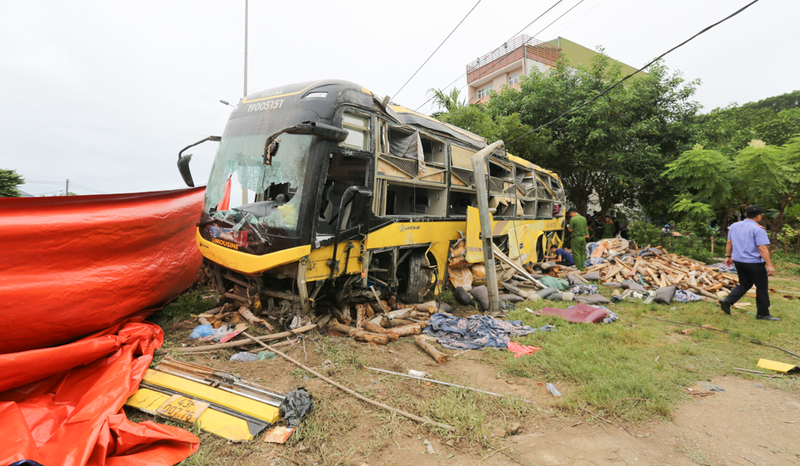 Hiện trường vụ tai nạn khiến 10 người chết, 15 người bị thương. Ảnh: Trọng Tùng