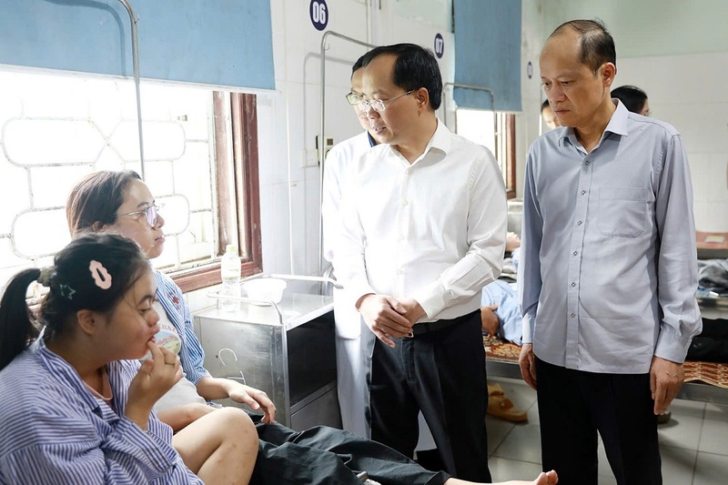 Ông Nguyễn Duy Lâm, Bí thư Tỉnh ủy Hà Tĩnh thăm hỏi nạn nhân trong vụ tai nạn giao thông xảy ra rạng sáng 25/7. Ảnh: Trọng Tùng