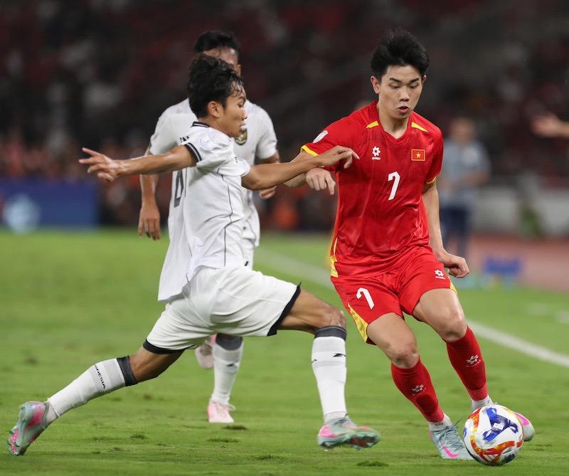 U23 Indonesia (áo trắng) thất bại trước U23 Việt Nam. Ảnh: VFF