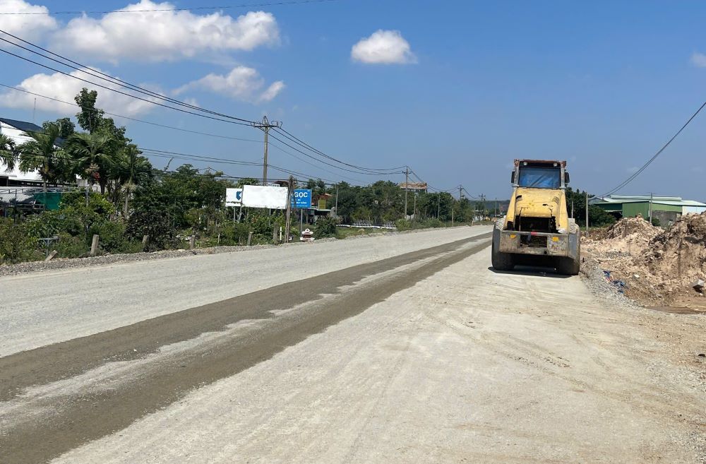 Một đoạn thi công mặt bằng trên Quốc lộ 28B. Ảnh: Duy Tuấn