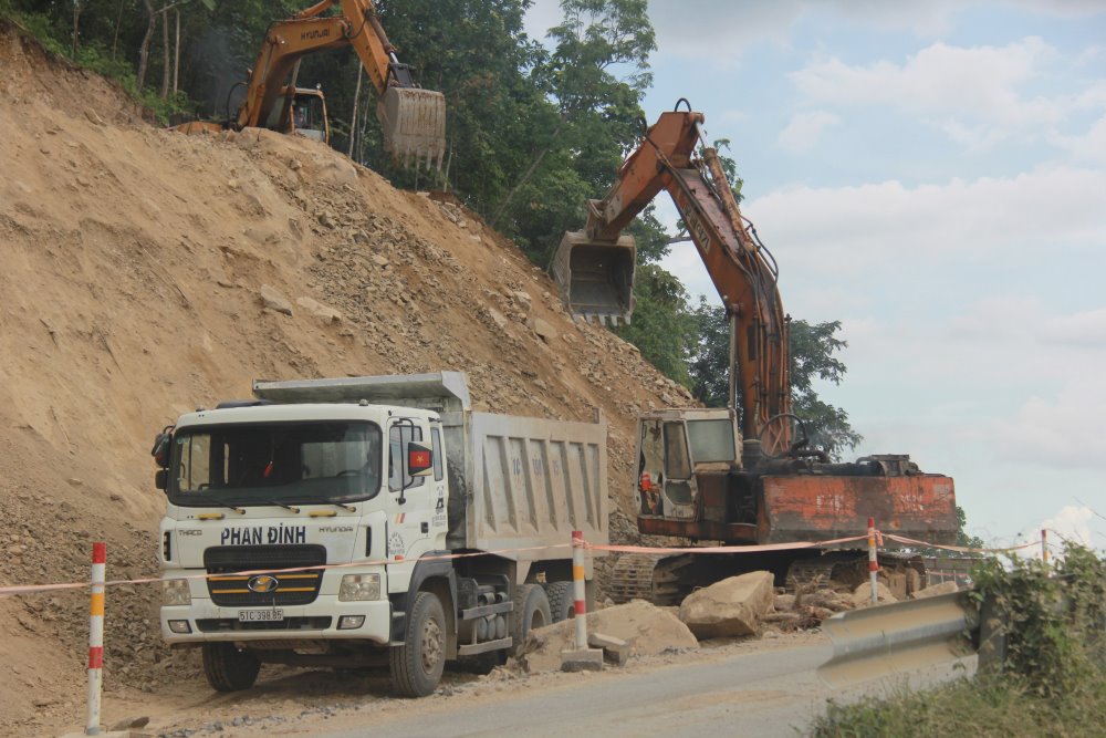 Máy móc thi công trên đèo Đại Ninh. Ảnh: Phạm Duy