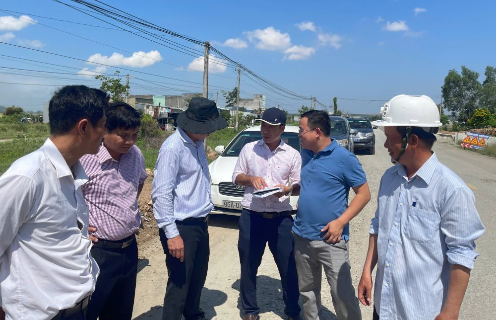 Đoàn kiểm tra của Sở Xây dựng tỉnh Lâm Đồng tại hiện trường thi công. Ảnh: Duy Tuấn