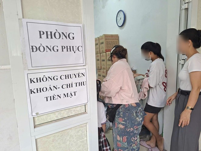 Thông báo không nhận chuyển khoản dán ngay cửa phòng đồng phục học sinh. Ảnh: Hà Vy