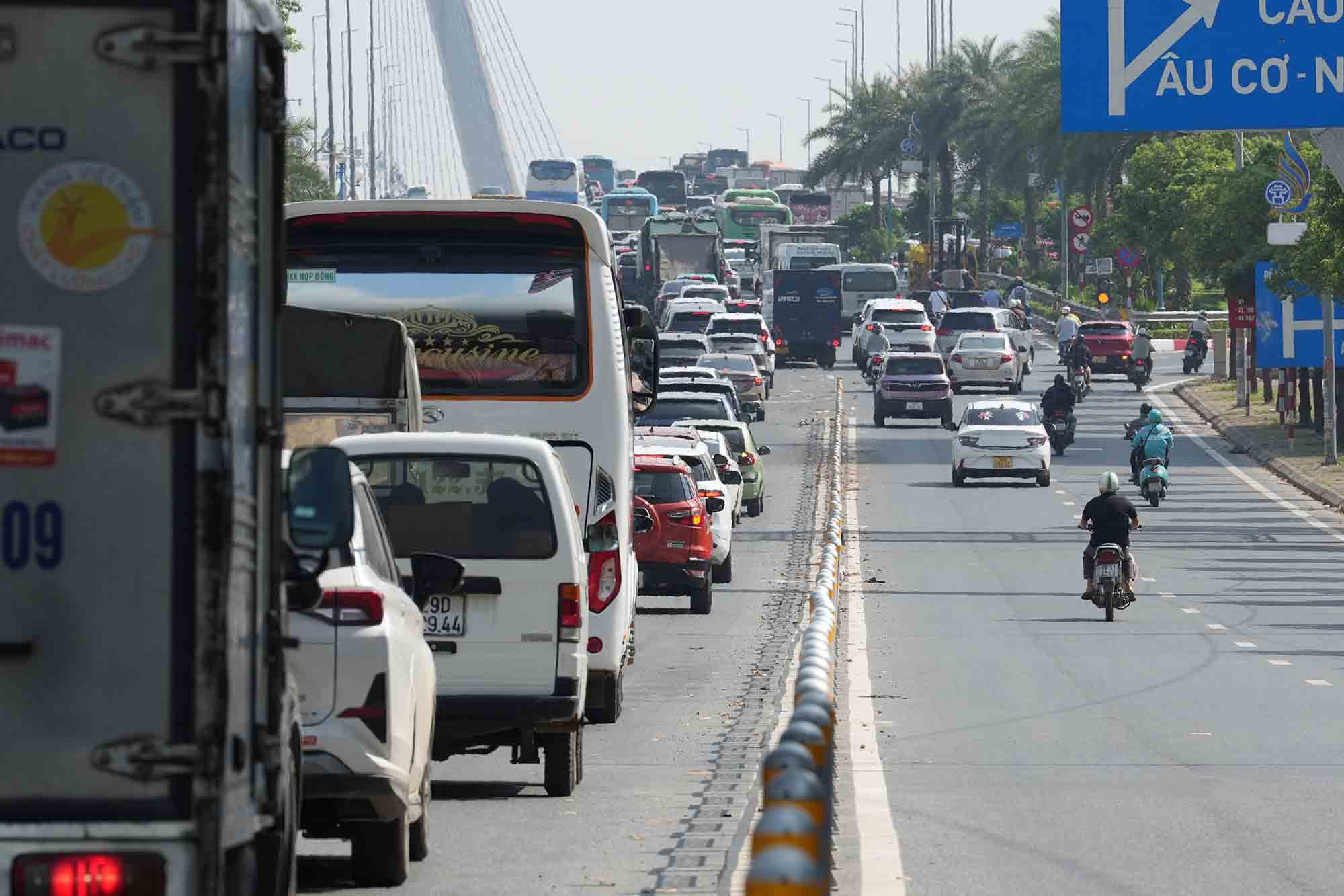 Phương tiện trên ùn ứ trên đường Võ Chí Công hướng lên cầu Nhật Tân. Ảnh: Sóng Hữu