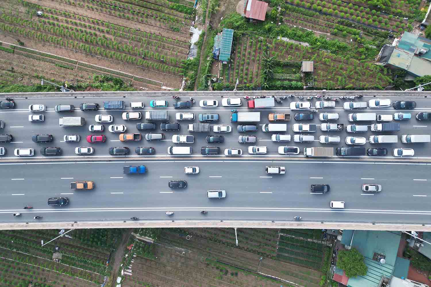 Phương tiện ken đặc ở các làn xe trên cầu Nhật Tân