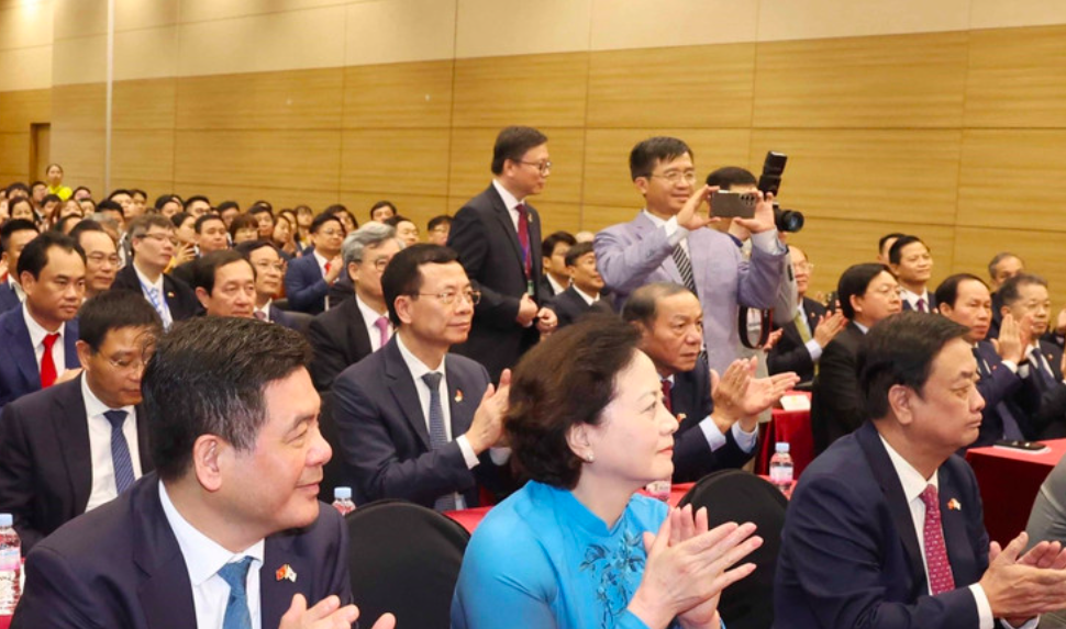 Bộ trưởng Bộ Công Thương Nguyễn Hồng Diên (đầu tiên bên trái) tham gia buổi gặp gỡ (Ảnh Thống Nhất)