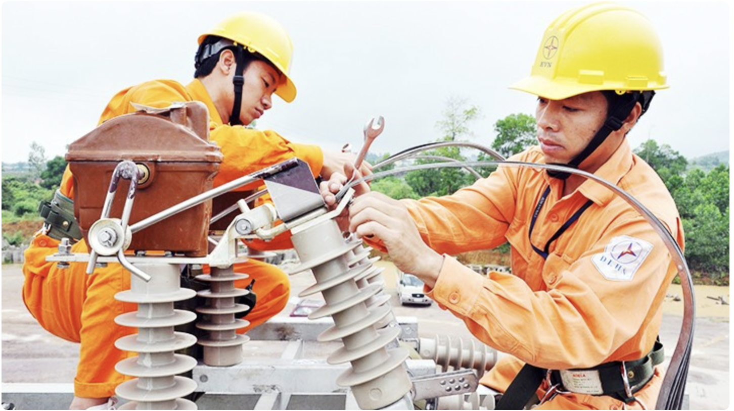 Công nhân điện lực Hà Nội xử lý sự cố đường dây bảo đảm dòng điện được thông suốt. Ảnh: Bắc Sơn.