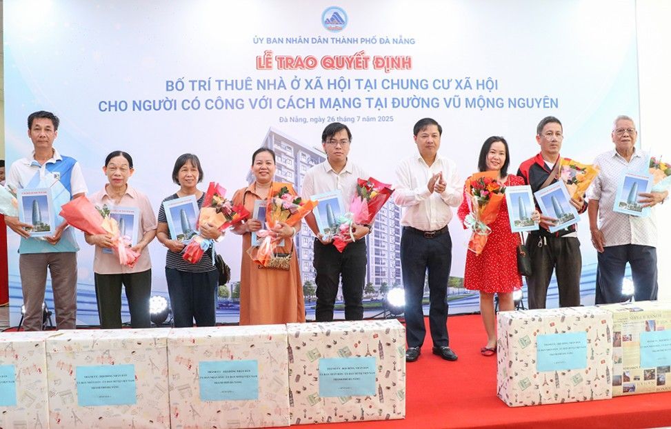 Đà Nẵng vừa trao quyết định bố trí thuê nhà ở xã hội cho 92 hộ gia đình người có công cách mạng, tại chung cư xã hội Vũ Mộng Nguyên với giá ưu đãi. Ảnh: Thành An