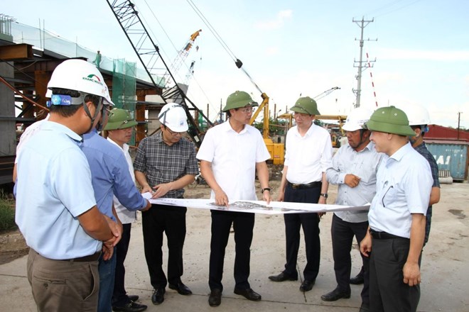 Phó Chủ tịch Thường trực UBND TP Hải Phòng kiểm tra Dự án đầu tư xây dựng đường Vành đai 2. Ảnh: Cổng TTĐT Hải Phòng