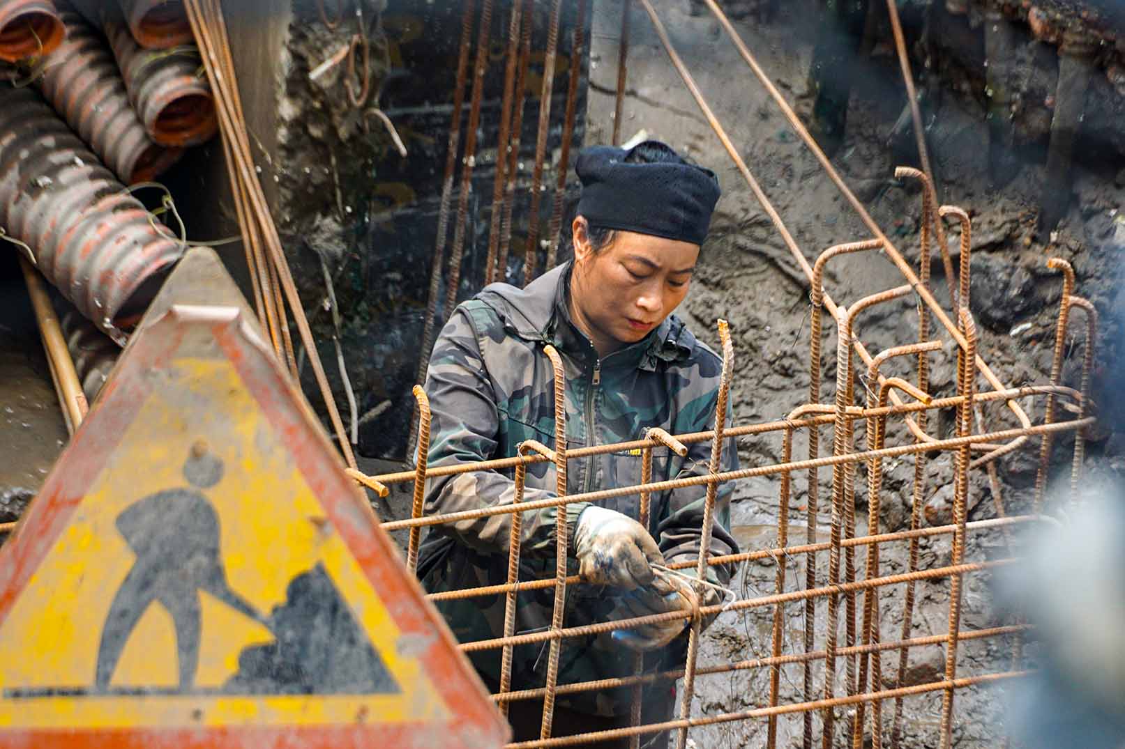 Hạng mục cầu vượt tại đây bắt đầu được triển khai từ tháng 5.2025. Ảnh: Hữu Vũ