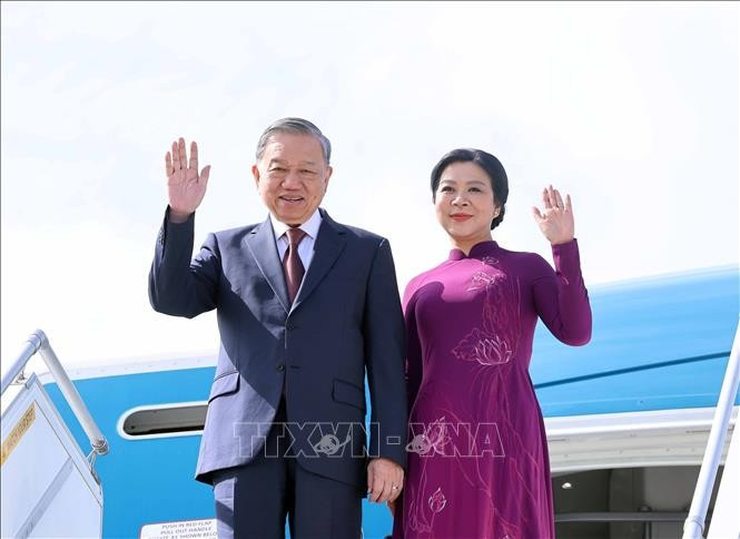 Tổng Bí thư Tô Lâm và Phu nhân đến sân bay quốc tế Gimhae, thành phố Busan, Hàn Quốc. Ảnh: Thống Nhất/TTXVN