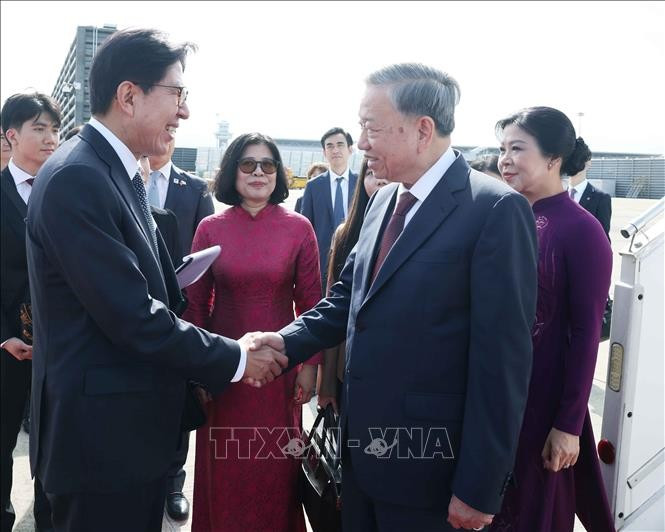 Lãnh đạo thành phố Busan đón Tổng Bí thư Tô Lâm và Phu nhân tại sân bay quốc tế Gimhae. Ảnh: Thống Nhất/TTXVN
