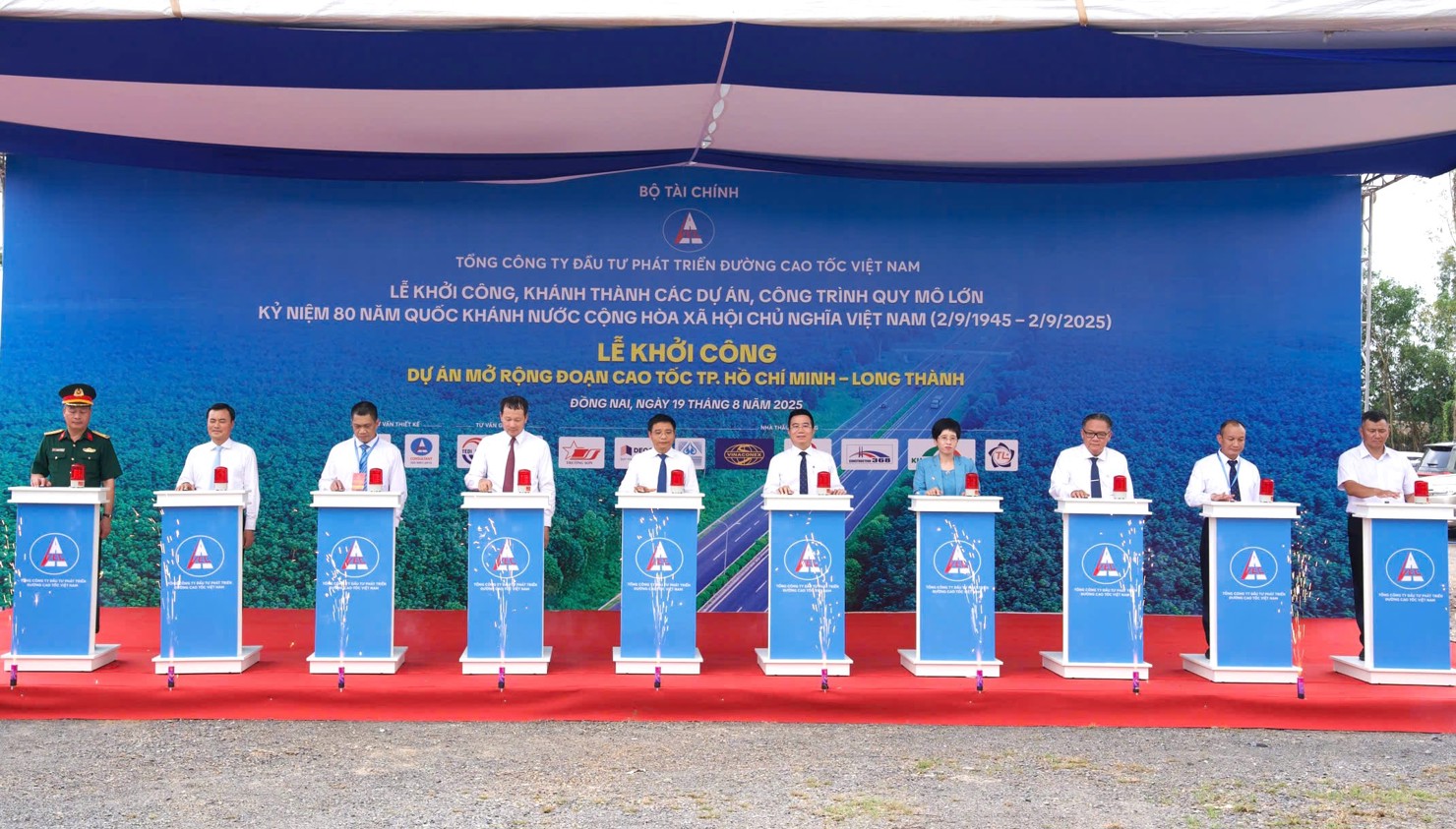 Các đại biểu thực hiện nghi thức khởi công Dự án mở rộng cao tốc TP. Hồ Chí Minh – Long Thành.