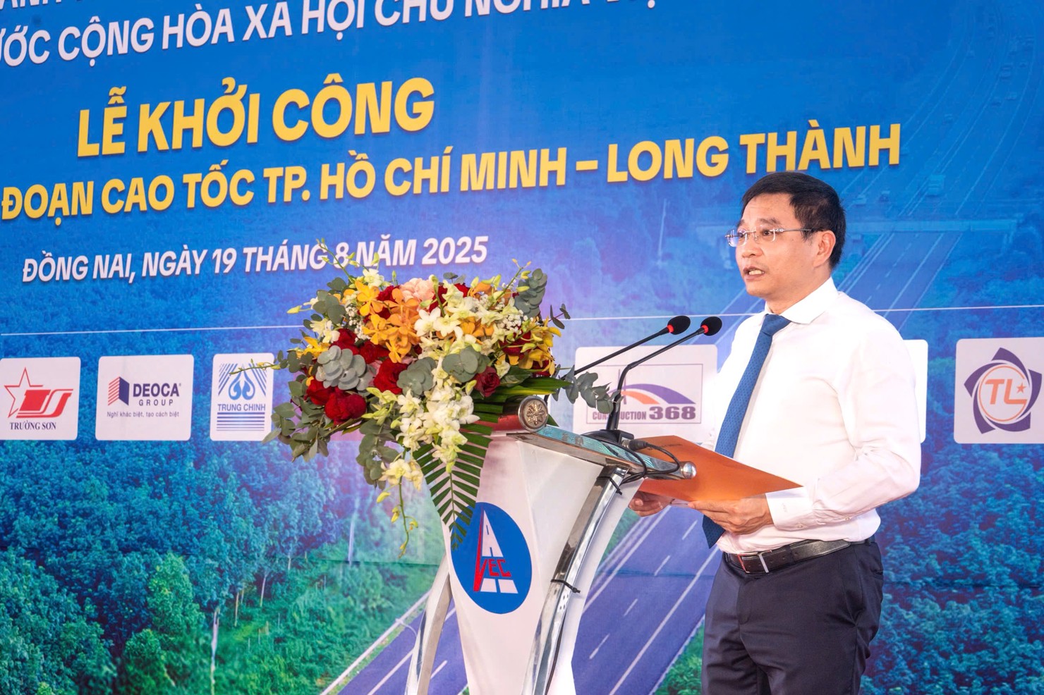 Bộ trưởng Nguyễn Văn Thắng phát biểu tại lễ khởi công. Ảnh: Chí Hùng