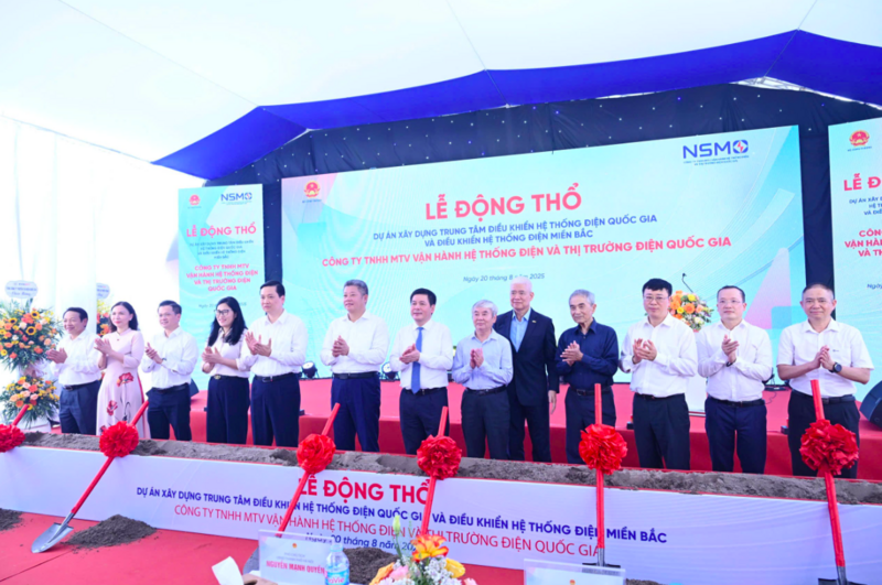 Các đại biểu chúc mừng Lễ động thổ của NSMO. Ảnh: Cấn Dũng