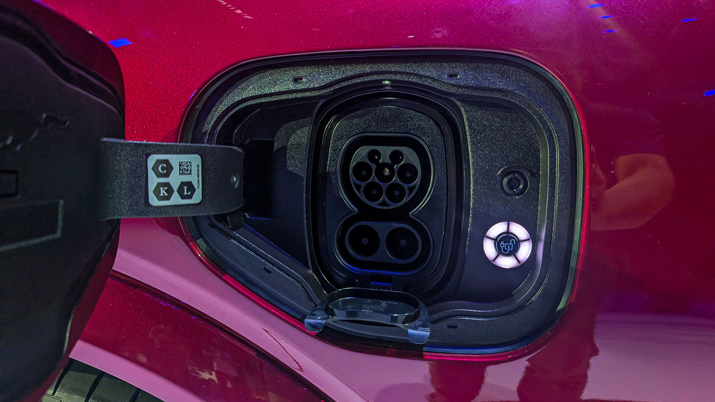 Ford Việt Nam đang sở hữu mạng lưới 56 đại lý trên khắp cả nước. Trong đó, hãng đã triển khai được hơn 275 trạm sạc nhanh dành cho xe điện (cùng đối tác khác) và tại 53 đại lý trải dài từ Bắc vào Nam, cung cấp cho Mustang Mach-E quãng đường di chuyển tốt hơn với khả năng sạc nhanh DC công suất tối đa 150 kW.