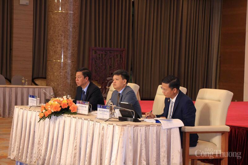 Các chuyên gia điều phối diễn đàn. Ảnh: Phương Thảo