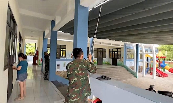 Trường học trên địa bàn tỉnh Quảng Trị chuẩn bị để phòng chống bão số 5. Ảnh: Hải Quy