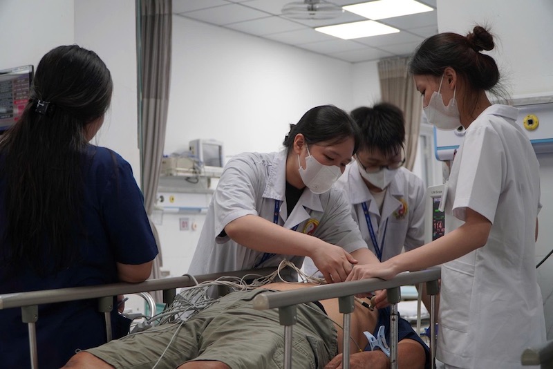 Khoa Cấp cứu BVĐK Xanh Pôn liên tục tiếp nhận các trường hợp choáng, ngất, mệt lả, chấn thương...khi đang chờ đón lễ duyệt binh A80 tại các khu phố trung tâm. Ảnh: Anh Đức
