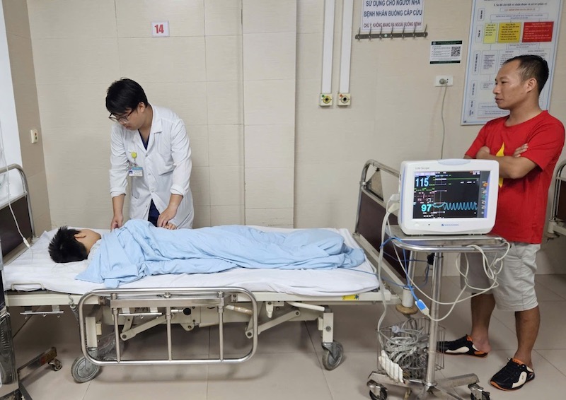 Bác sĩ Hà Văn Quý thăm khám cho bệnh nhi sau phẫu thuật. Ảnh: Hoàng Thảo