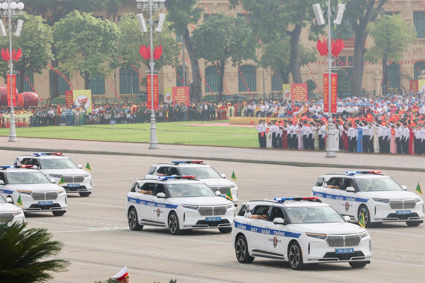 VinFast vinh dự và tự hào được góp phần vào sự kiện trọng đại này với việc cung cấp dàn xe VF 9 đặc biệt. Trong đó, xe VF 9 mui trần được sử dụng làm xe tiêu binh, cùng 12 xe VF 9 màu trắng sản xuất riêng cho lực lượng Cảnh sát giao thông.
