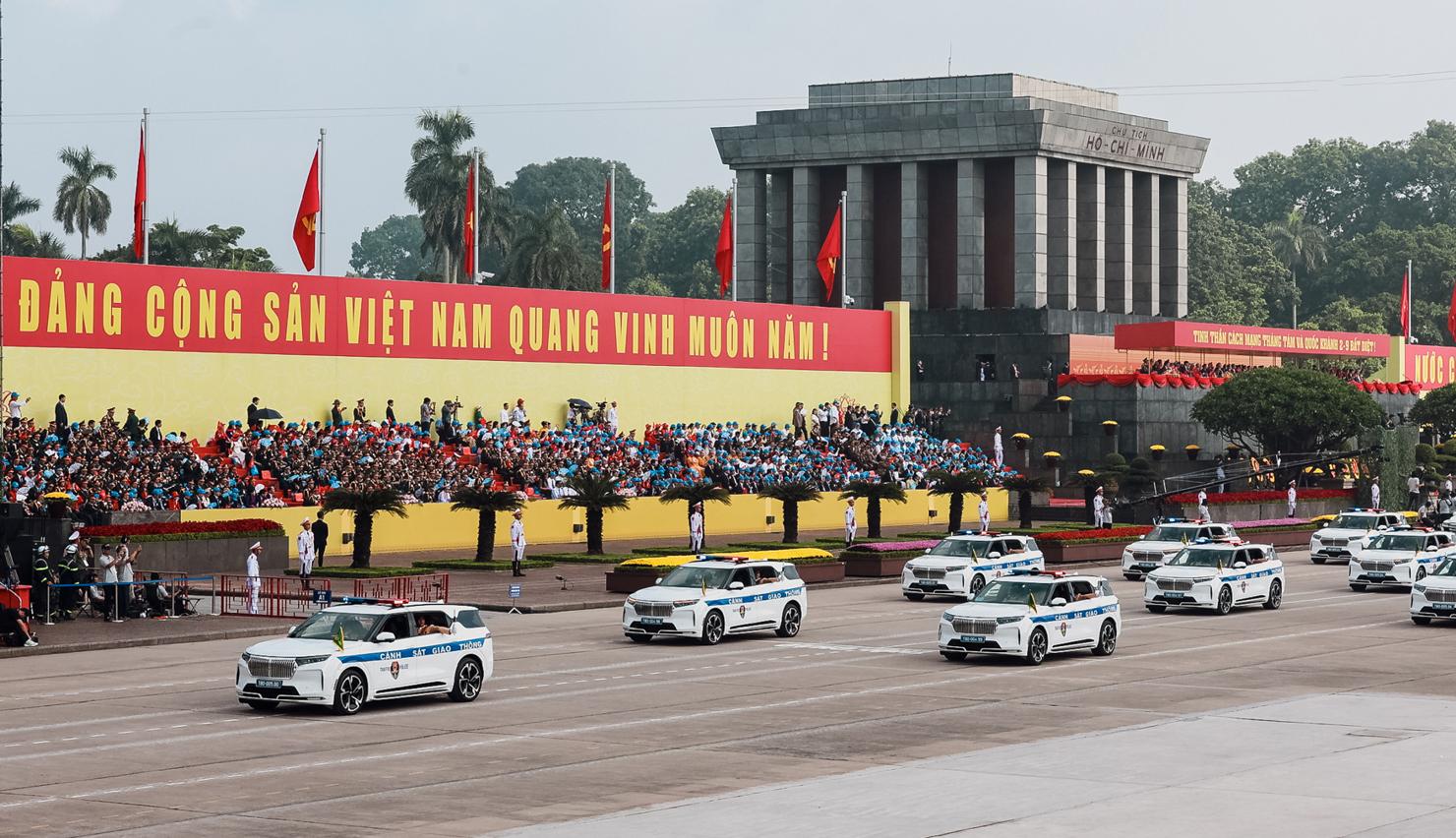 Với nhiều người, khoảnh khắc xe điện Việt xuất hiện giữa rừng người và cờ hoa tại Lễ diễu binh, diễu hành ngày 2/9 đã khơi dậy cảm xúc tự hào mãnh liệt, khi quá khứ hào hùng được tiếp nối bằng hình ảnh một Việt Nam hiện đại, đang chuyển đổi xanh mạnh mẽ và vươn mình trong kỉ nguyên mới.
