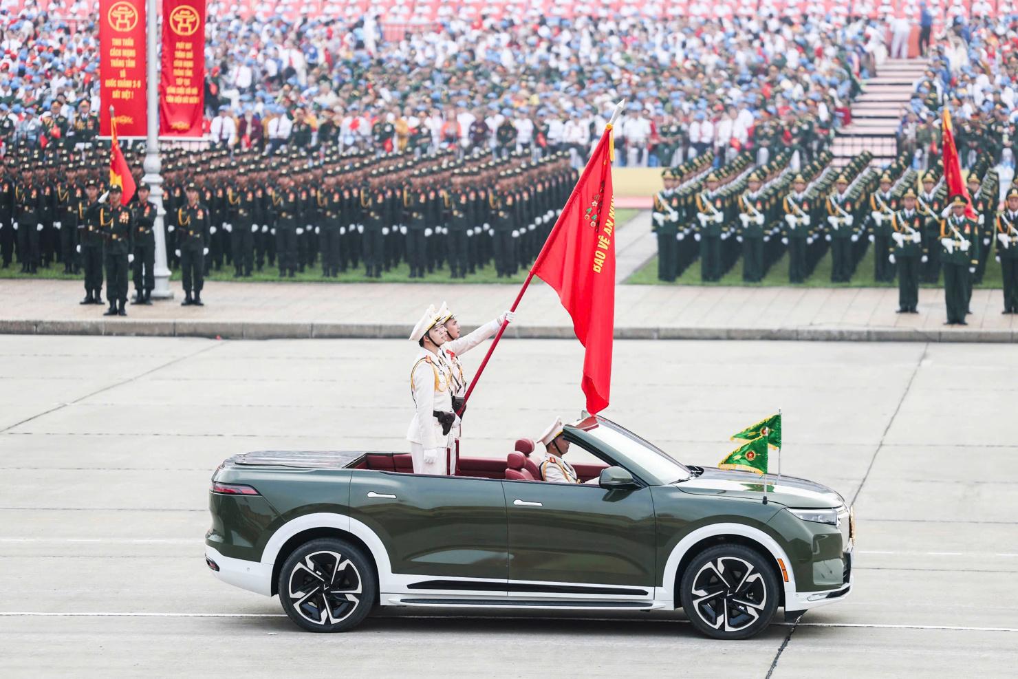 Xe chỉ huy, xe tổ Công an kỳ đi qua lễ đài. Đây là những chiếc VF 9 phiên bản đặc biệt được VinFast gấp rút huy động đội ngũ kỹ sư, kỹ thuật viên trình độ cao hoàn thiện theo yêu cầu của Bộ Công an, để phục vụ sự kiện lịch sử của Đất nước.
