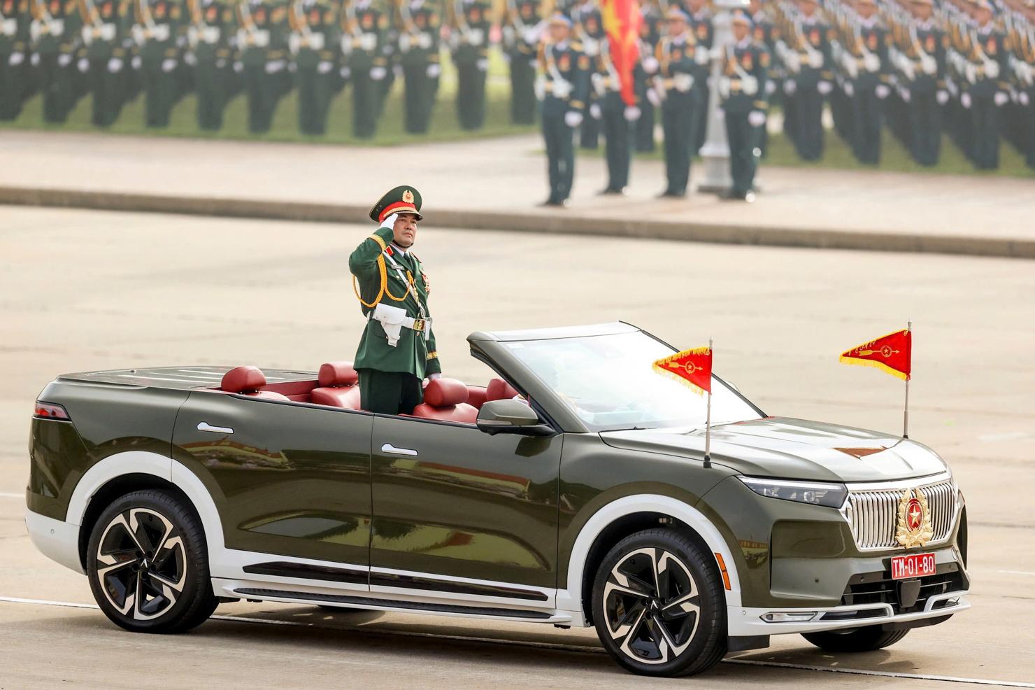 Nhiều người không giấu được niềm tự hào khi chứng kiến xe chỉ huy dẫn đầu các khối đại diện Quân đội Nhân dân Việt Nam và dân quân tự vệ tiến vào lễ đài trên những chiếc VF 9 mui trần. Hình ảnh một Việt Nam với nội lực mạnh mẽ trong kỉ nguyên vươn mình được thể hiện chính bằng những chiếc xe
