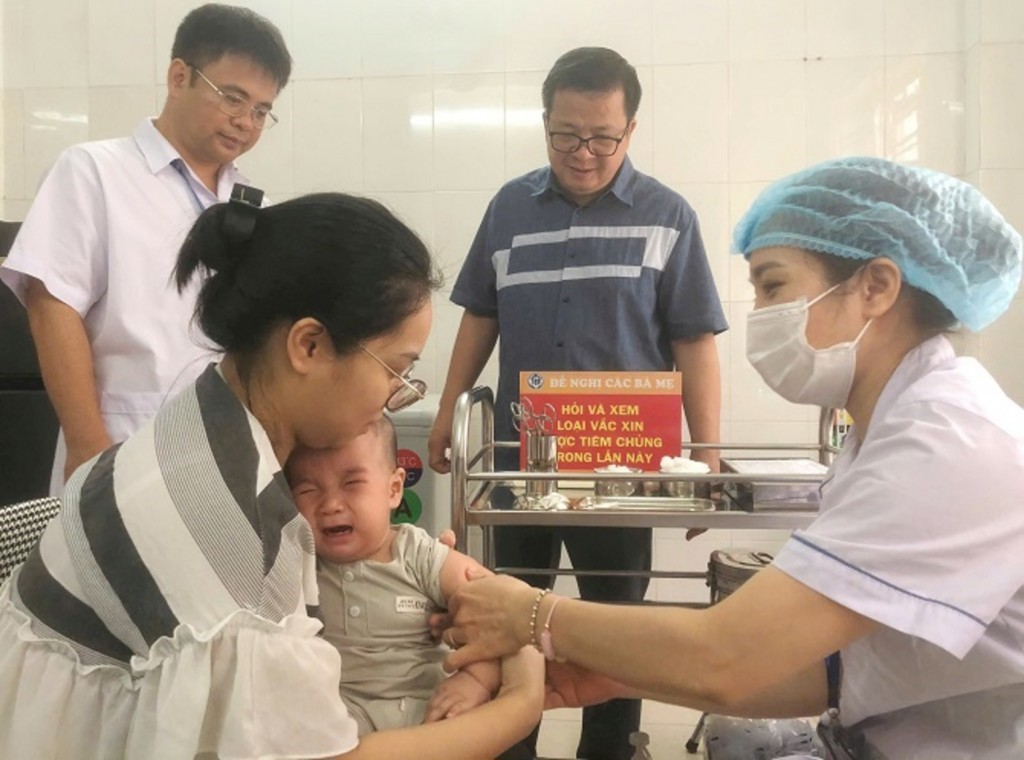 Trẻ em được tiêm chủng tại Trạm y tế - Cơ sở y tế gần nhà