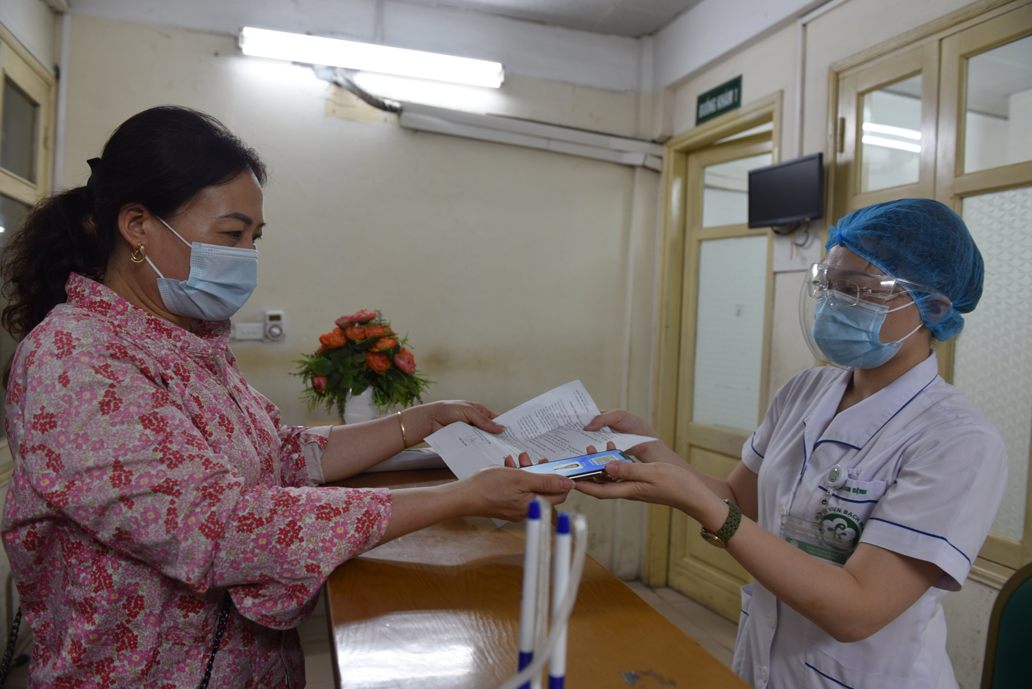 Người dân đăng ký khám chữa bệnh tại cơ sở y tế