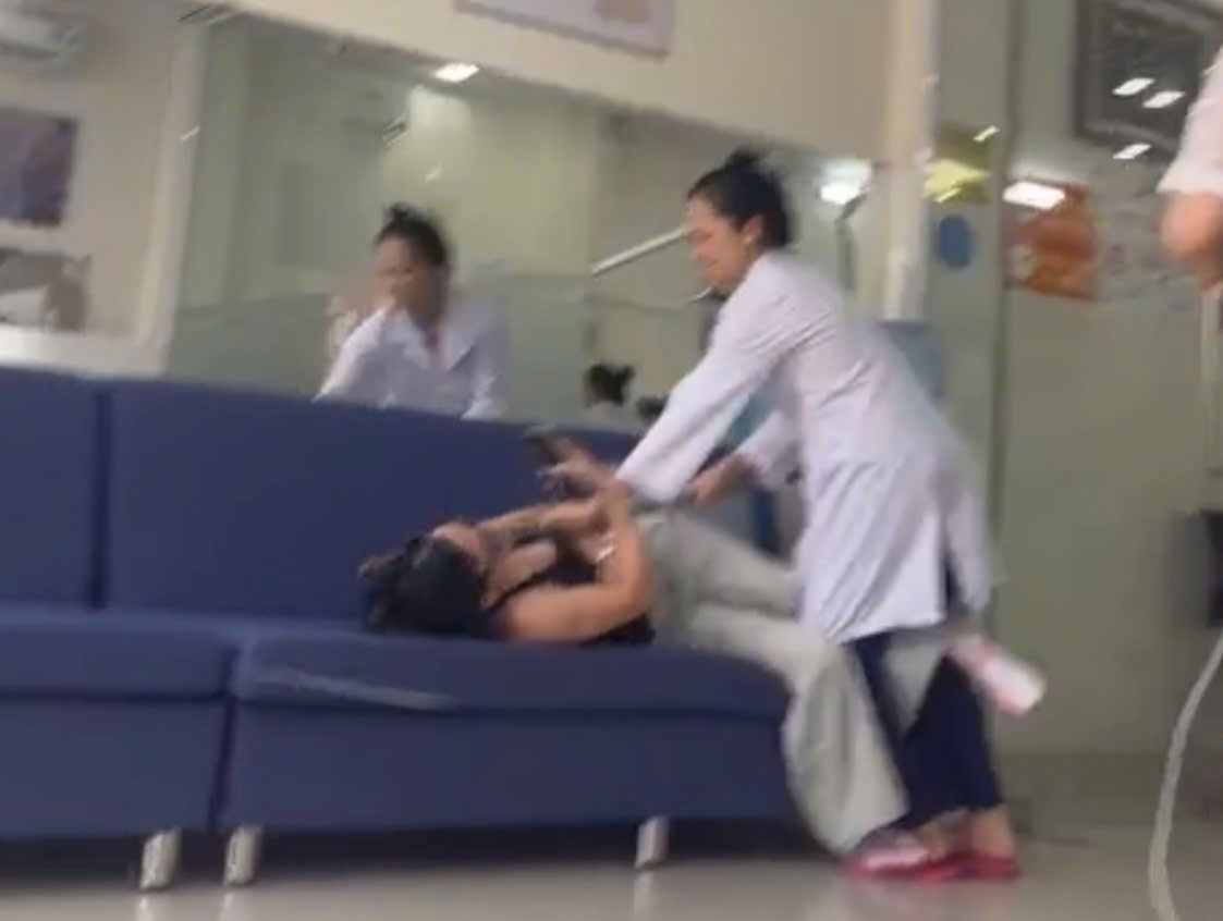 Hình ảnh bà Tuyết Chinh hành hung bệnh nhân trong phòng khám. Ảnh: Cắt từ clip do người dân cung cấp