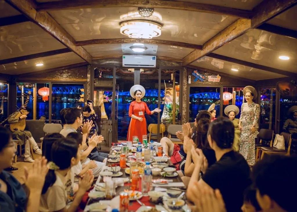 Đi thuyền nghe ca Huế trên sông Hương, thưởng thức nét đặc sắc ẩm thực Huế là hoạt động rất hút khách du lịch.