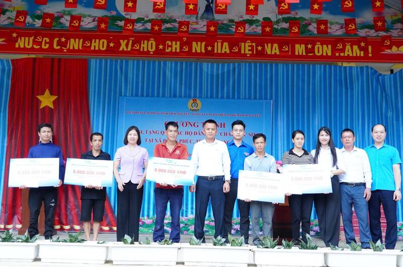 Tặng quà cho các hộ gia đình có hoàn cảnh khó khăn. Ảnh: Phạm Kiên