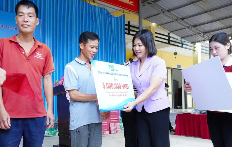 Chủ tịch LĐLĐ tỉnh Thái Nguyên Đỗ Thị Hiền trao quà cho các gia đình khó khăn. Ảnh: Phạm Kiên