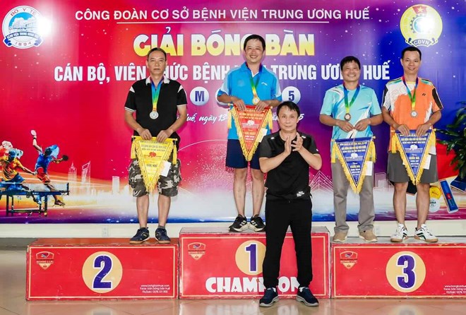 Hàng chục đoàn viên Bệnh viện Trung ương Huế thi đấu bóng bàn rèn luyện sức khỏe
