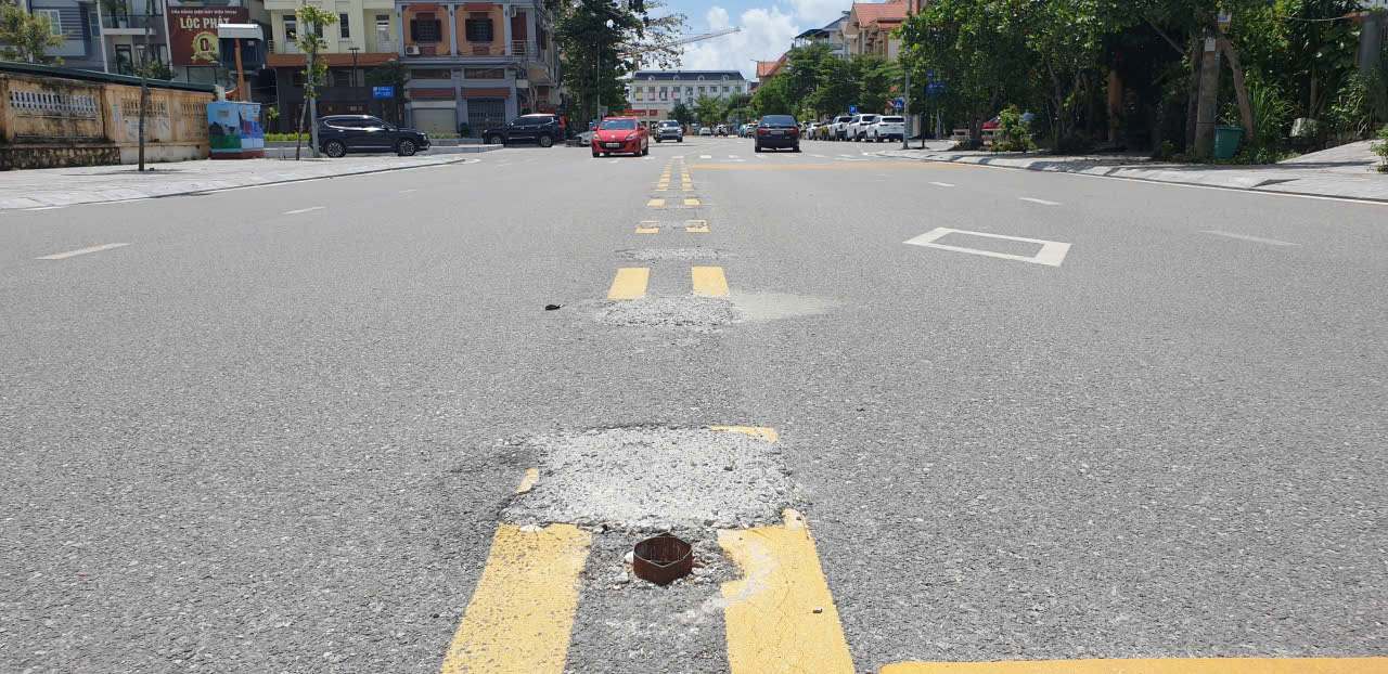 Không chỉ gây lãng phí, mà khi phá đi, đơn vị quản lý và thi công đã không trả lại mặt đường đẹp như cũ. Ảnh: Nguyễn Hùng